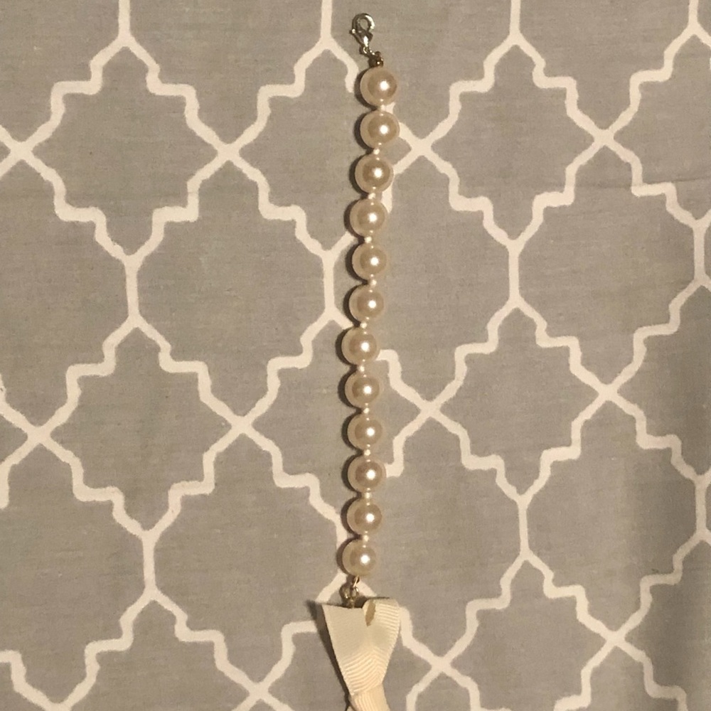 EUC Preppy Pearl Ivory Bow Tie Bracelet 🎀 - Picture 2 of 3